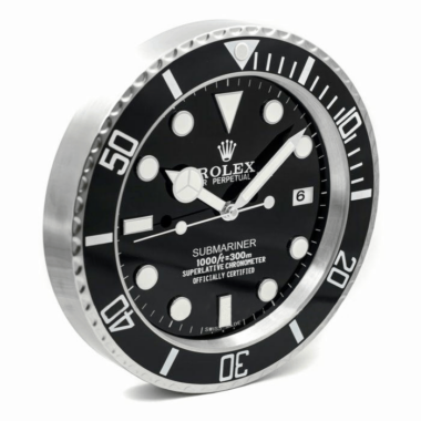 Orologio da parete progettato per assomigliare a un Rolex Submariner con quadrante nero e lunetta girevole.