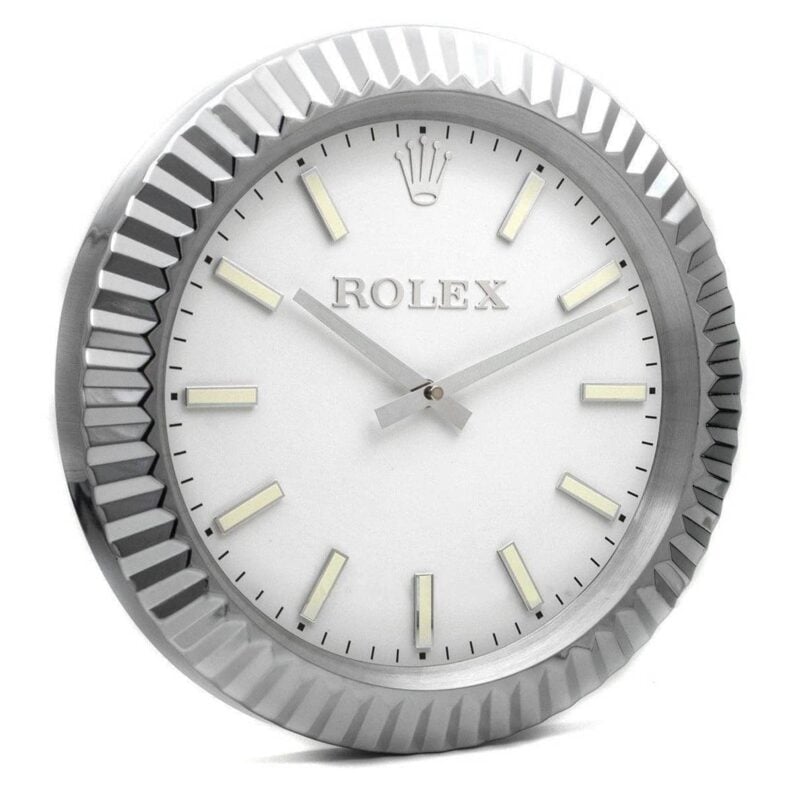 Um relógio de parede prateado com a palavra rolex gravada.