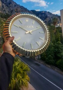 Lähikuva Rolex-seinäkellon kellotaulusta