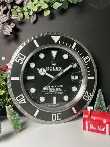 Relógio de parede Rolex Submariner com mostrador preto e moldura giratória.