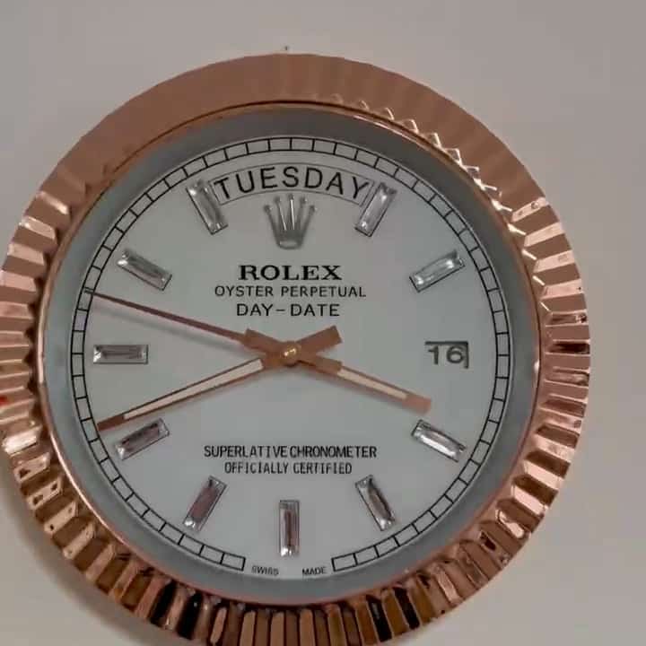 Close-up of a Rolex Oyster Perpetual Day-Date clock with a white face and rose gold-colored fluted bezel, showing the time as 4:41 and the day as martes, with the date marked as 16.