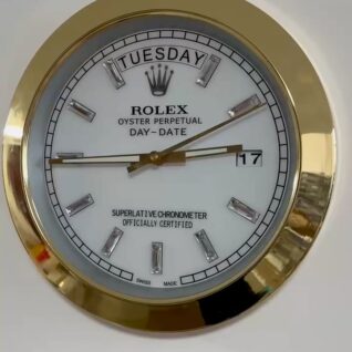 Close-up of a Rolex Oyster Perpetual Day-Date clock with a gold bezel showing tirsdag the 17th at 2:08:45.