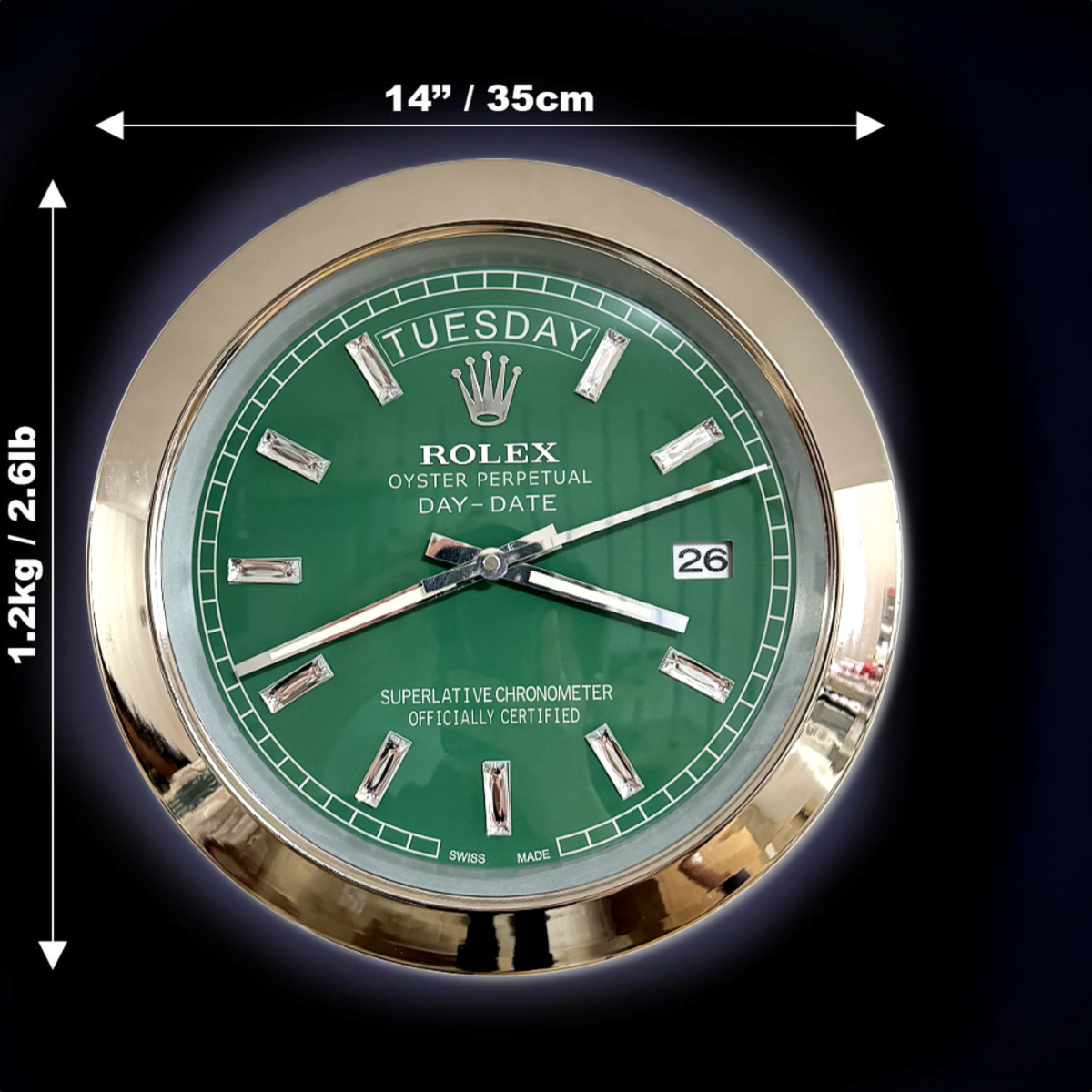 Rolex Oyster Perpetual Day-Date wall clock with a green face and silver hands, displaying the day terça-feira and the date 26, with dimensions 14 inches (35 cm) in diameter and 1.2 kg (2.61 lb) weight indicated.