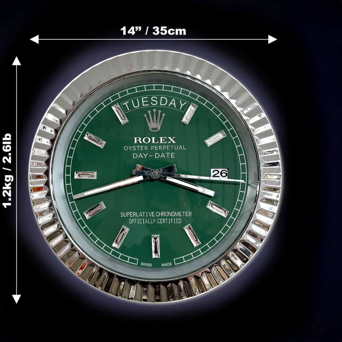 Rolex Oyster Perpetual Day-Date clock with a green face and silver markers and hands, displaying terça-feira and the date 26, with dimensions 14 inches (35cm) diameter and weight 1.2kg (2.61lb).