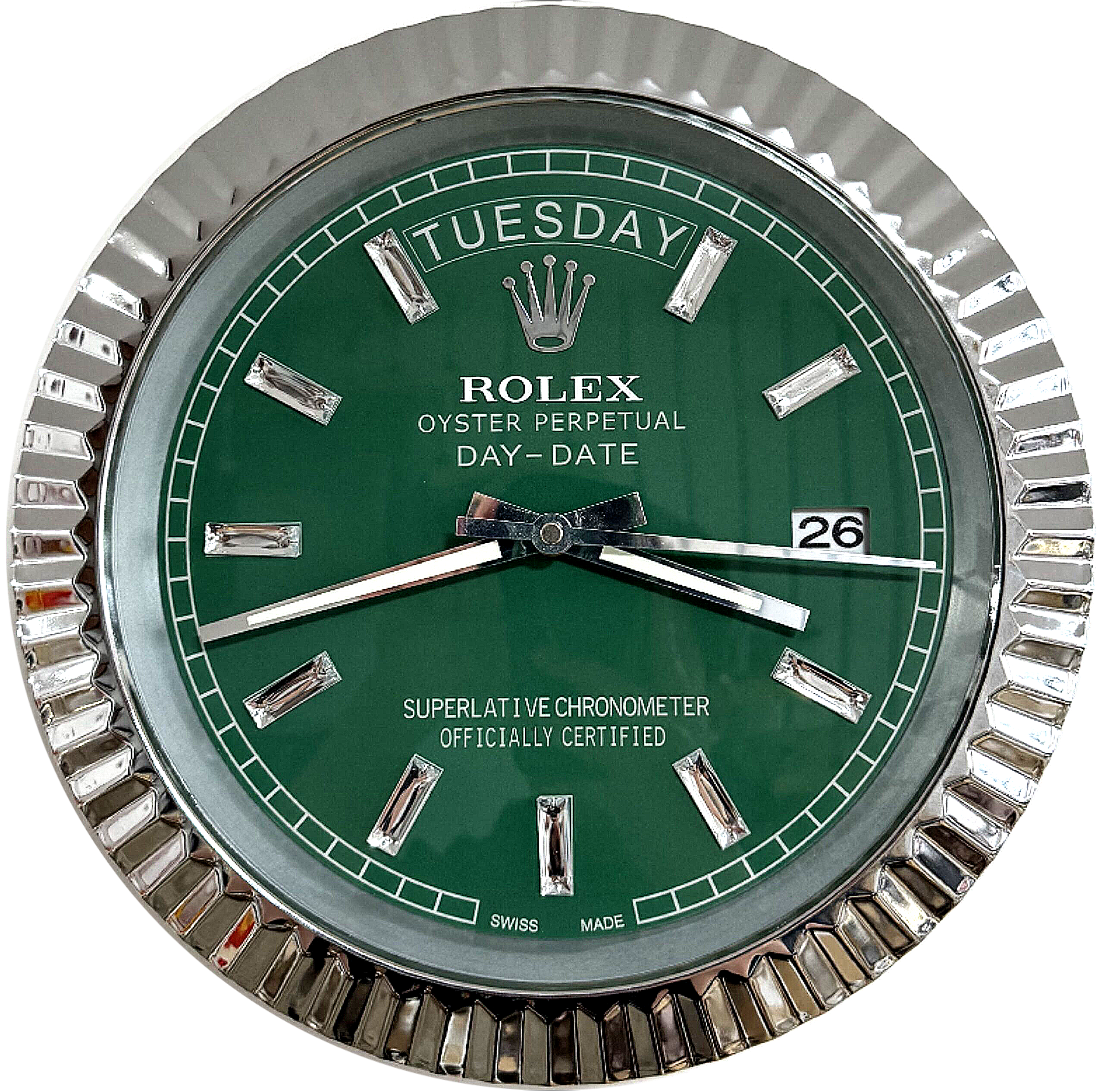 Close-up of a green Rolex Oyster Perpetual Day-Date watch face with silver hour markers, showing the day as terça-feira and the date as 26, encased in a reflective silver fluted bezel.