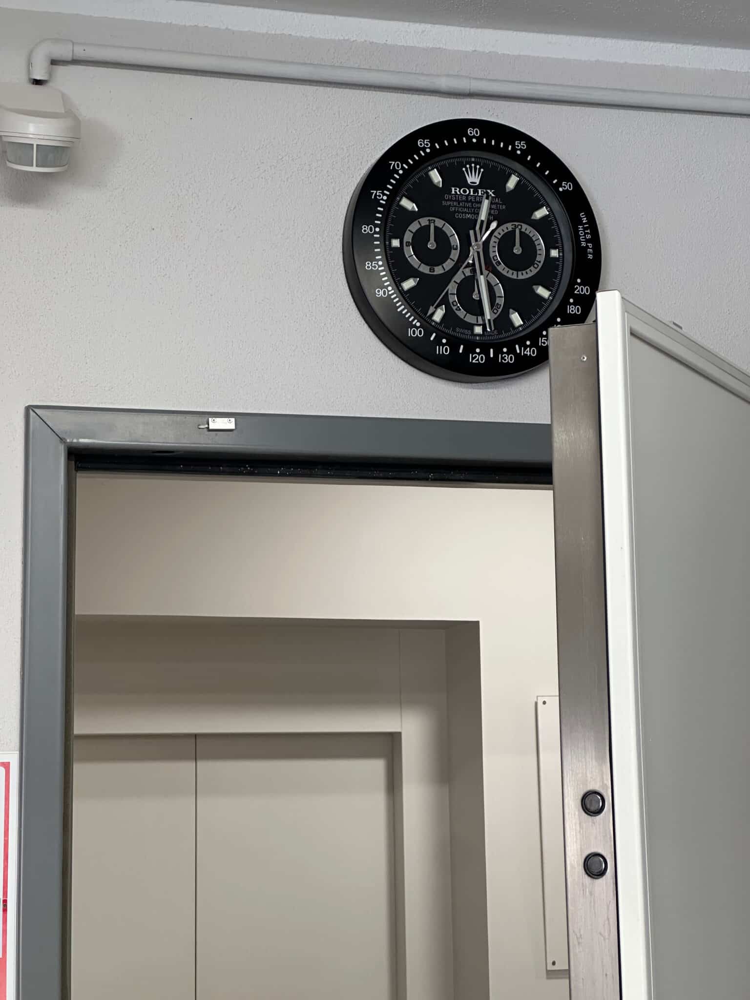 Rolex väggklocka fäst på väggen