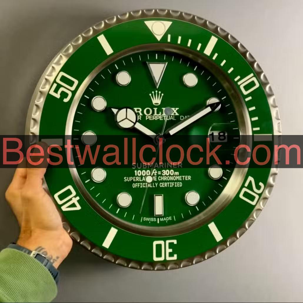 Rolex Submariner Hulk hållen i hand väggklocka